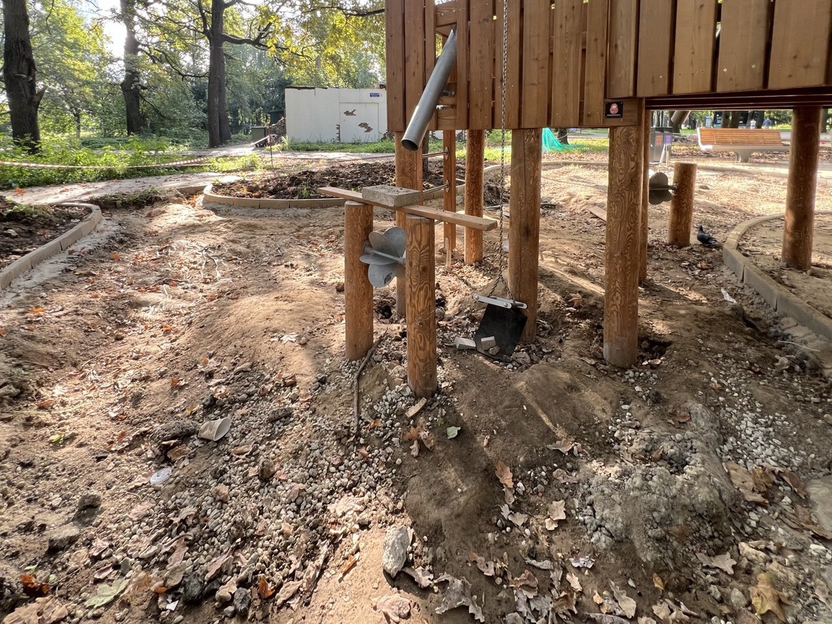 5 сентября 2025 года. Недоделанная детская площадка рядом с аттракционами. Фото автора.