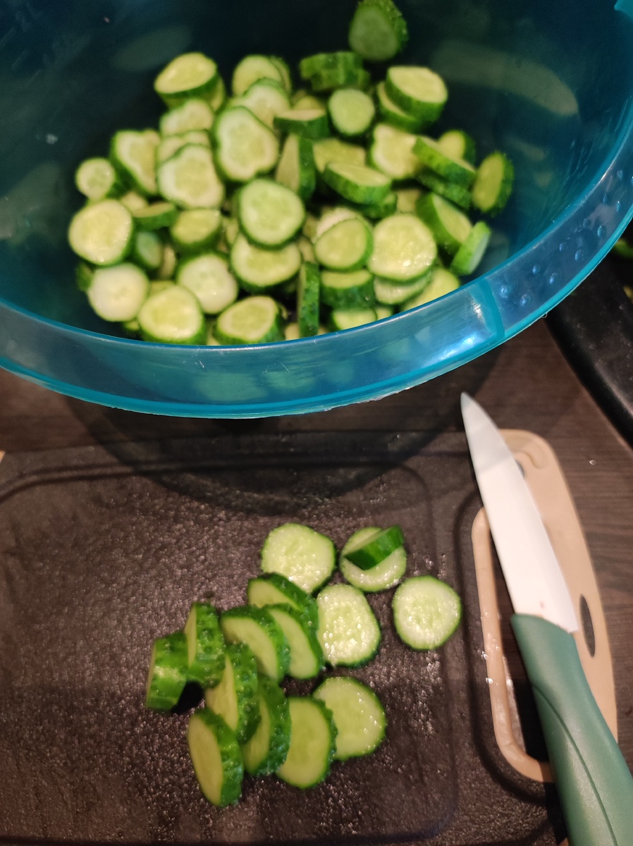 Огурцы нарезаем кружками толщиной 2-3 мм