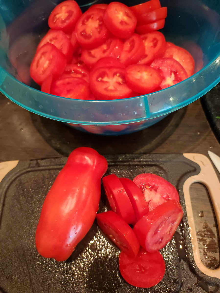 Помидоры нарезаем толщиной 5-7 мм