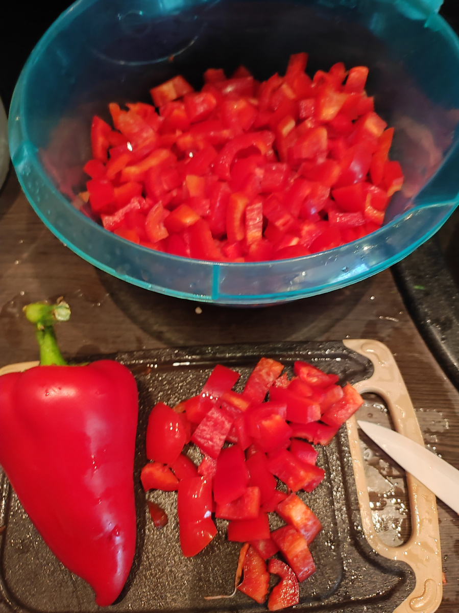 Перец нарезаем кубиком