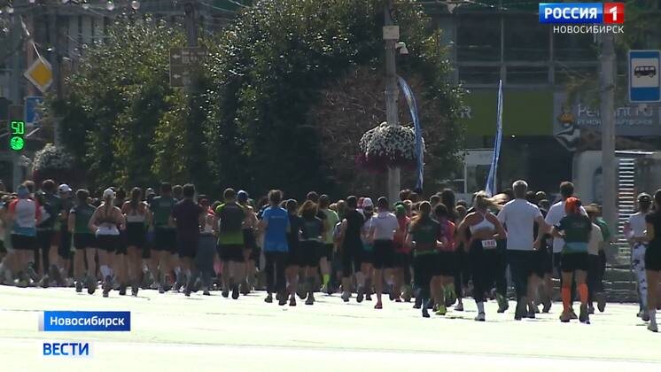 Сибирский фестиваль бега собрал тысячи участников в центре Новосибирска