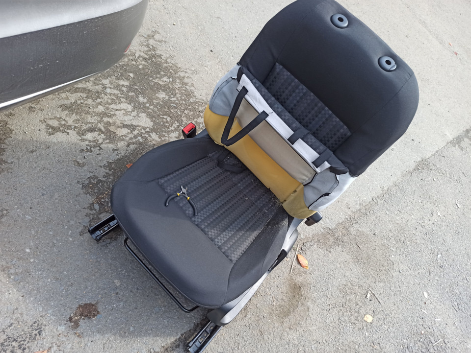 Поднимаю чехол вверх, выворачивая обивку, перекусываю алюминиевые колечки, крепящие чехол к пенолитью