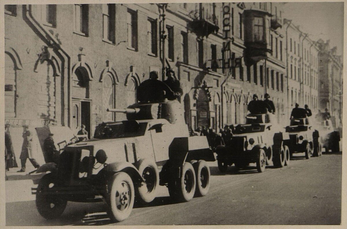 В столь трудный час «ИЗ» (по первым буквам завода) стали воплощением советской импровизации. На фото - "нормальные" броневики БА-10.