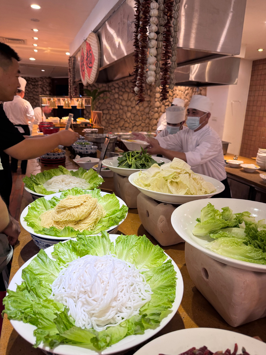 Уголок с лапшой на завтраке в отеле