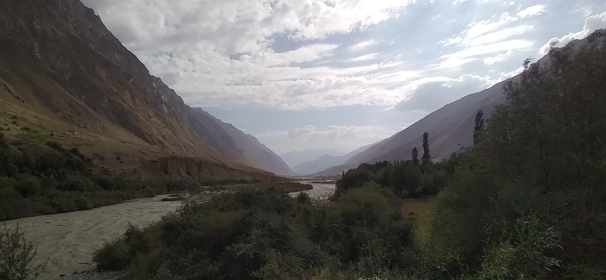 Вид с моста в кишлаке Бунай.
