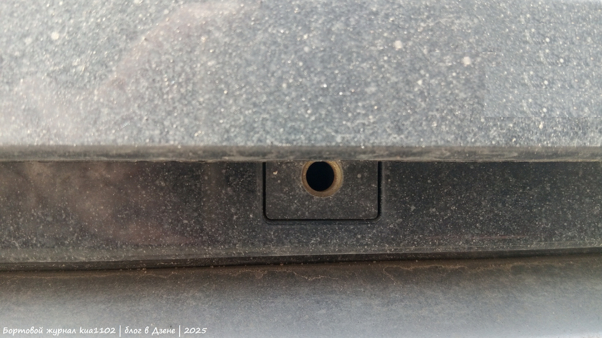 Два нижних крепления находятся за площадью рамки. Автор фотографии kua1102