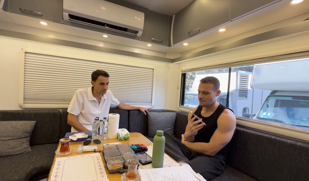 Скрин с видео в ютубе. Блогер EBO, Керем Бюрсин.