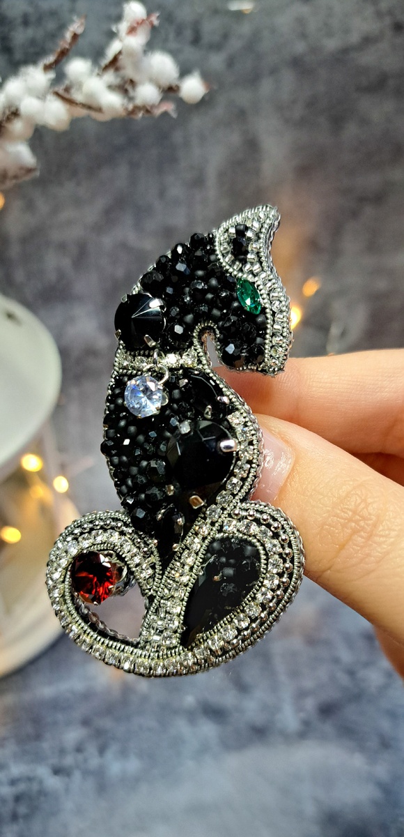 Брошь пантера с красным фионитом 