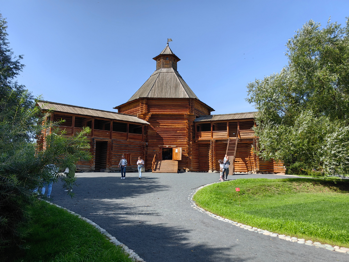 Звезда музея деревянного зодчества парка Коломенское - боевая башня Сумского острога