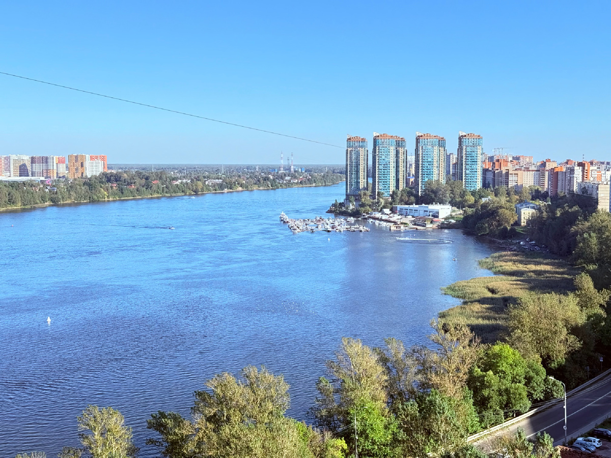 Вид на яхт-клуб из нашей кватиры