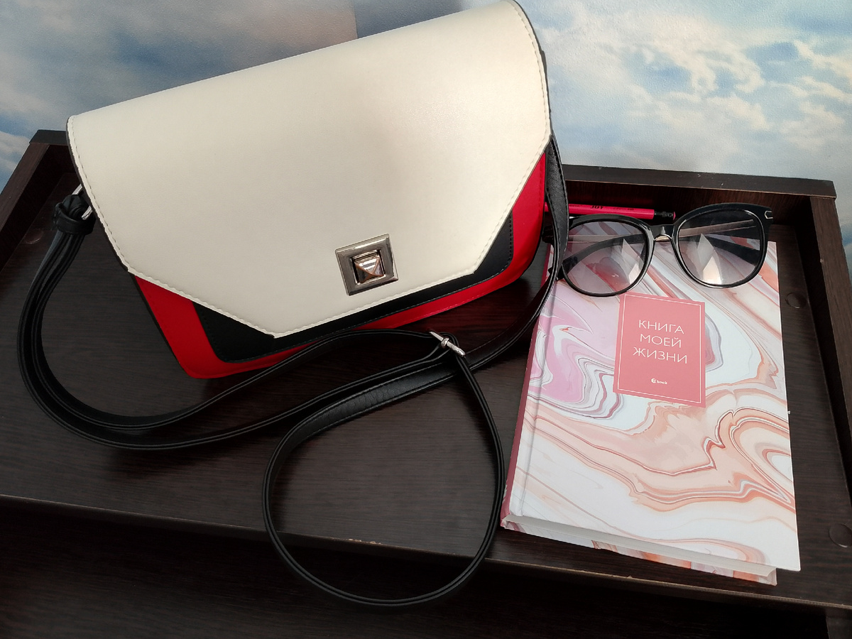 Пора убирать летние вещи и сменить сумочку. 