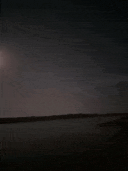    Момент удара по Крюковскому мосту через Днепр у Кременчуга сегодня ночью. Видео: "Рамзай"