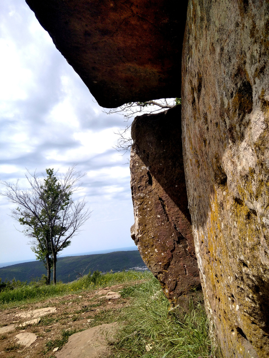 Под козырьком Солнечного дольмена.