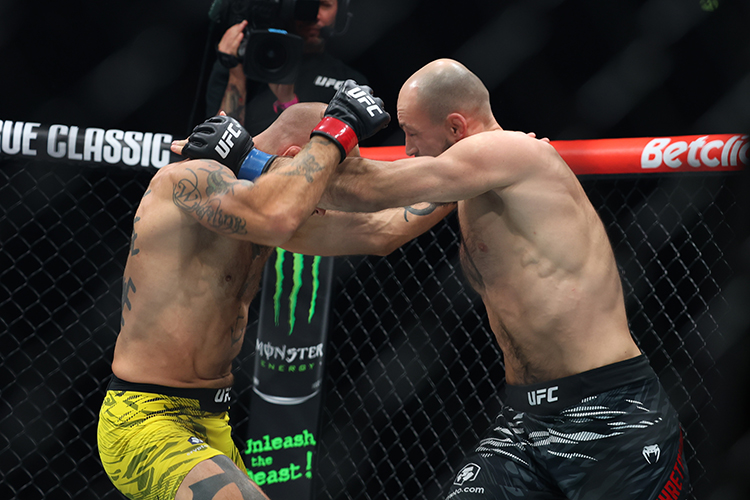 Ринату Фахретдинову просто необходима было победа, да к тому же яркая победа! И он ее добился, пусть и не с самым звездным соперником
Фото: © JosÃƒÂ© Prestes / Keystone Press Agency / www.globallookpress.com