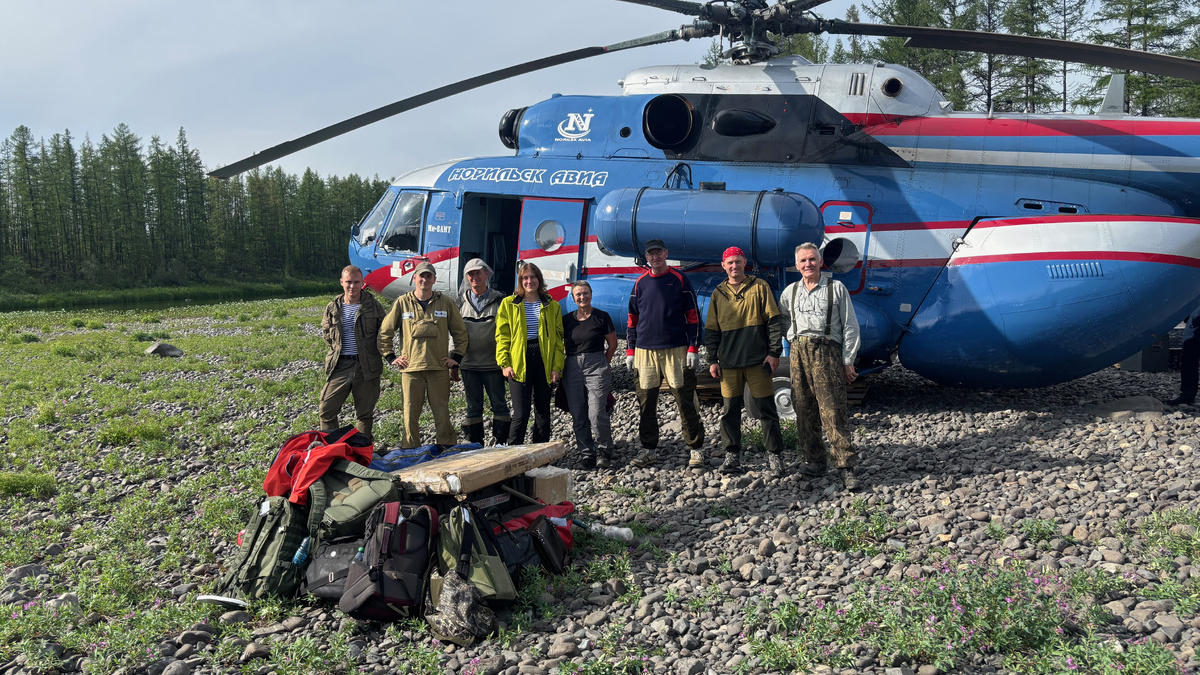 Наш полевой отряд. Фото сделал первый пилот. Слева направо: Кузьмин И.А., Пилюгин А.Г., Радько В.А., Кревсун Д.А., Гора М.П., Александр Дмитриевич, Веселовский Р.В. и Шевко А.Я.