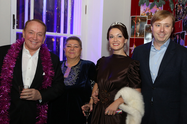    Телеведущий Александр Масляков с супругой Светланой (слева) и телеведущий Александр Масляков-младший с супругой Ангелиной. Фото: РИА Новости/ Екатерина Чеснокова