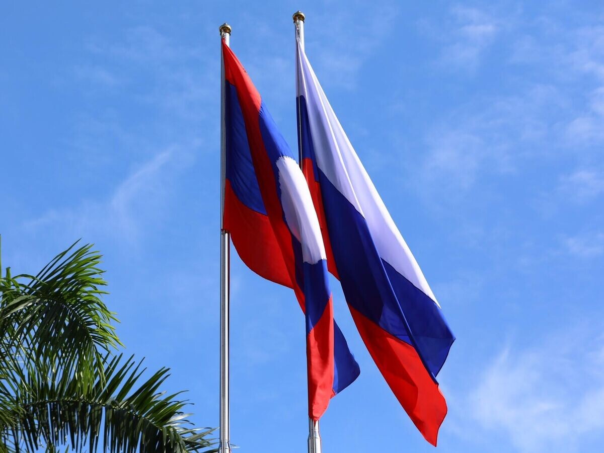    Государственные флаги Российской Федерации и Лаоса© РИА Новости / МИД РФ
