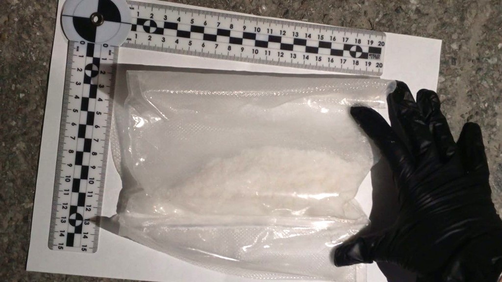    Крупную партию синтетических наркотиков изъяли полицейские в Урае