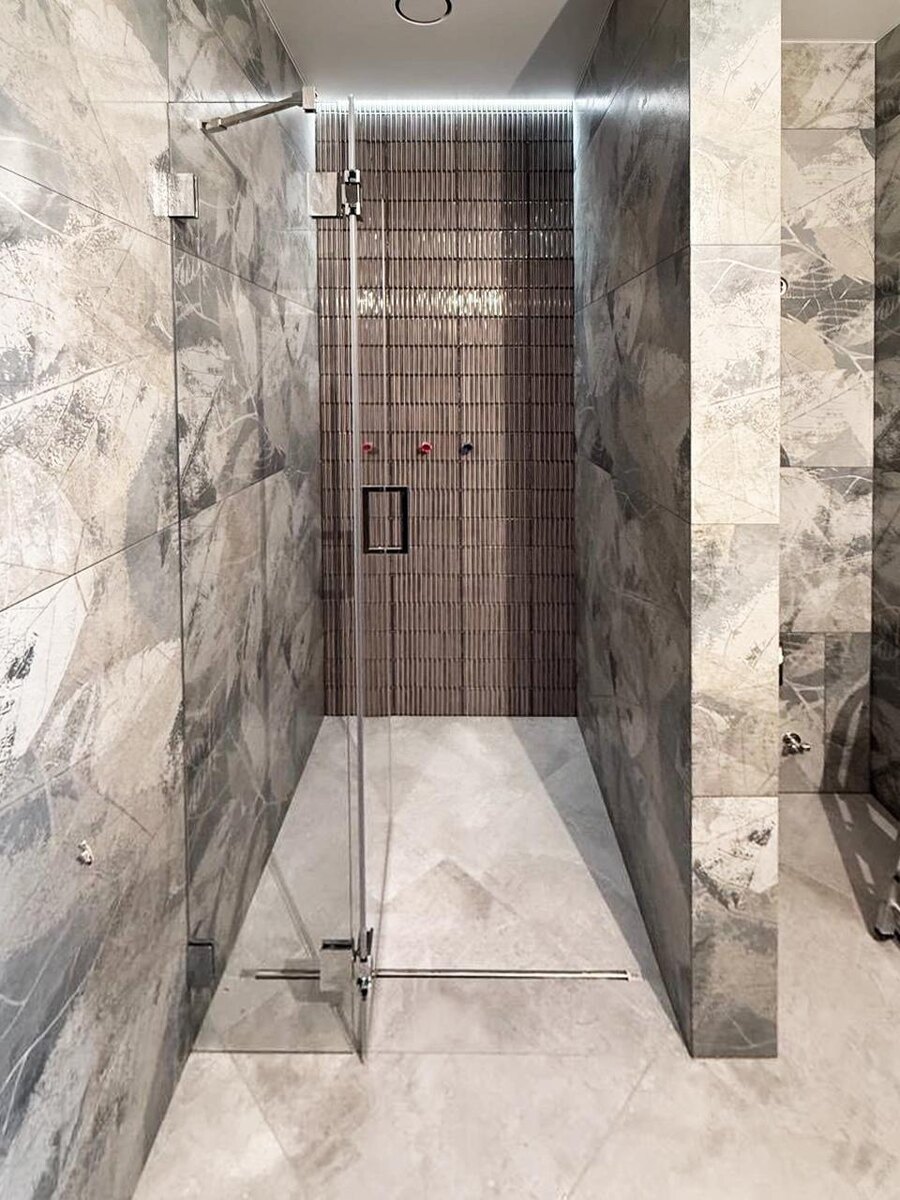 Душевая с распашной дверью 