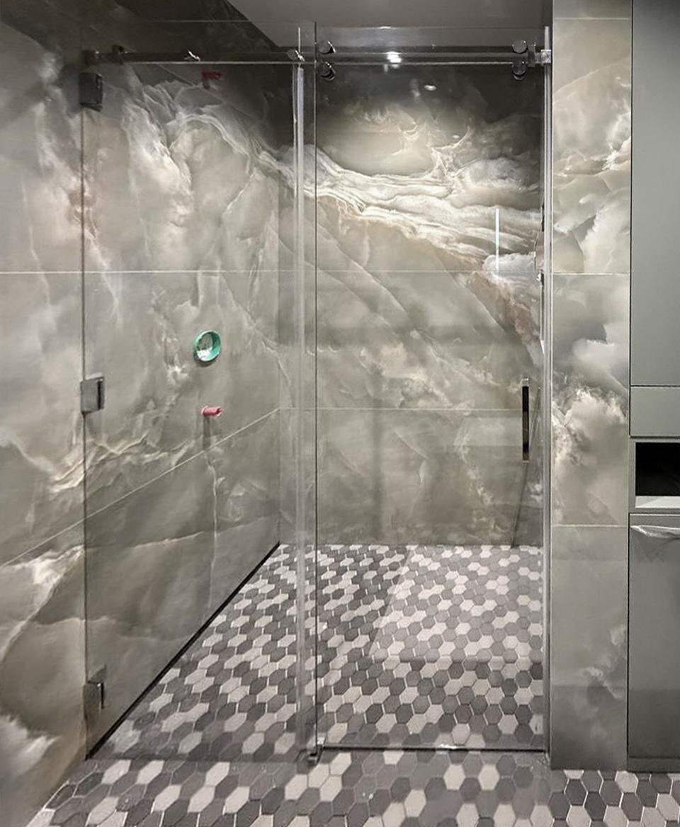 Раздвижная перегородка на открытом треке