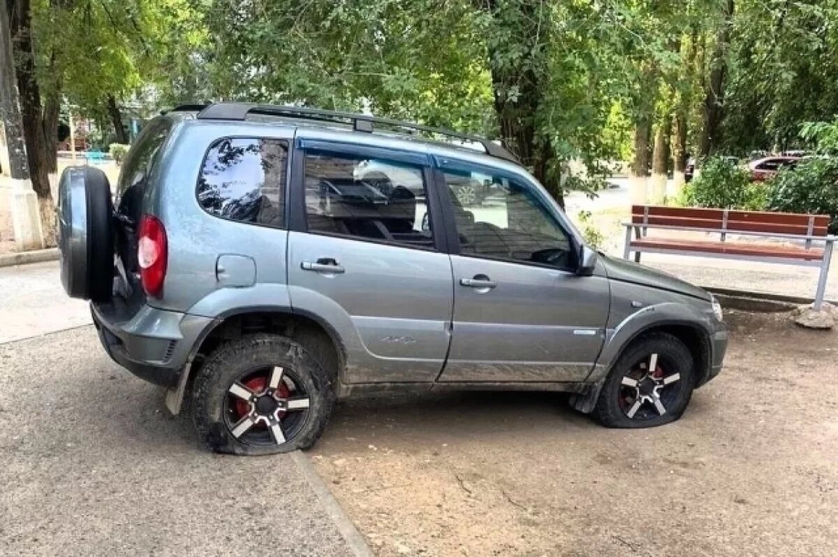    Волгоградцы вдрызг переругались из-за авто с проколотыми шинами