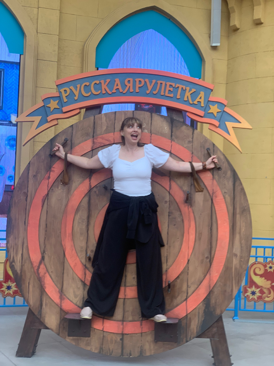 Где и подурачиться, как не в таком месте) 