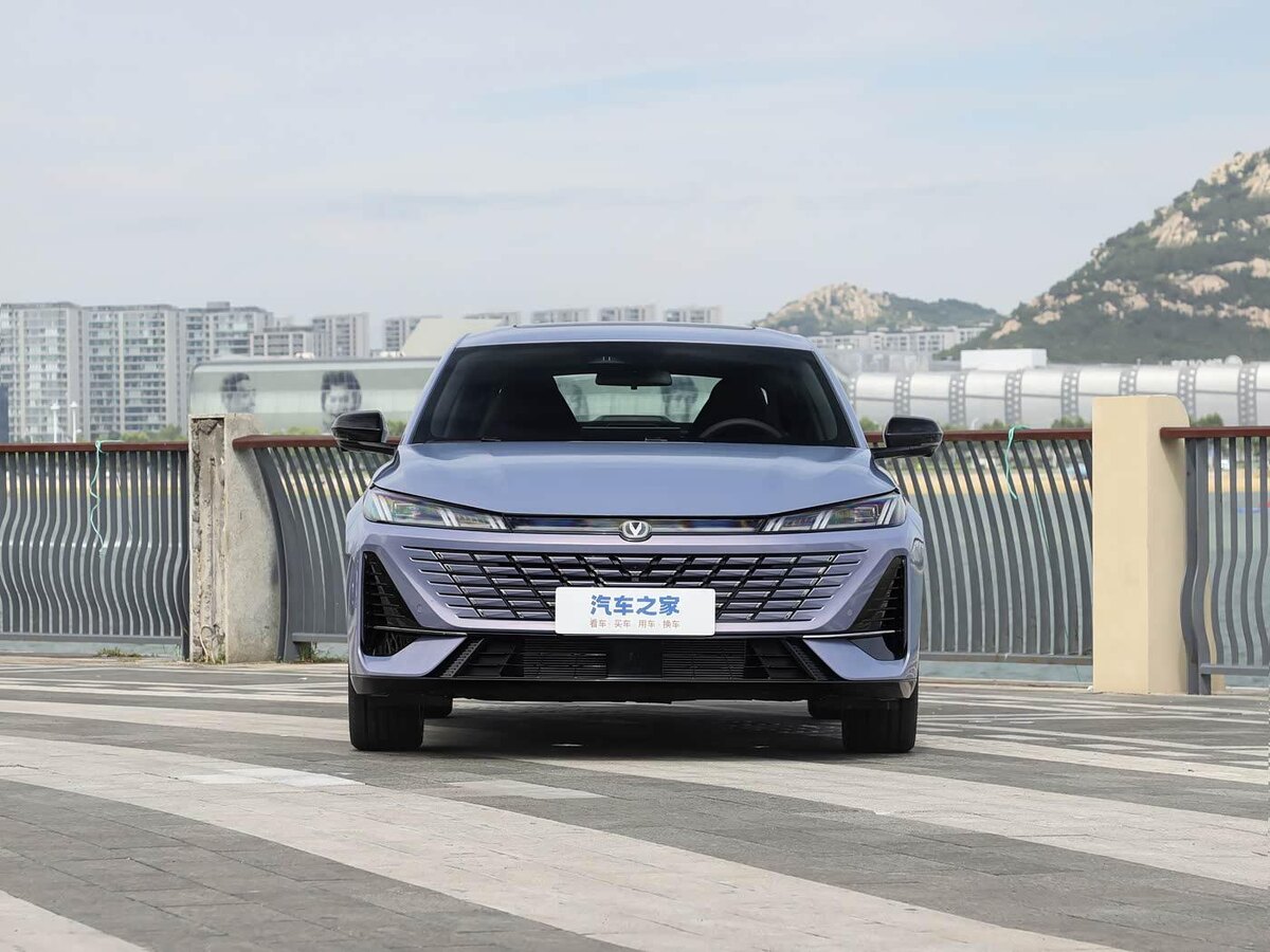 Передняя часть седана Changan Eado (Yidong)
