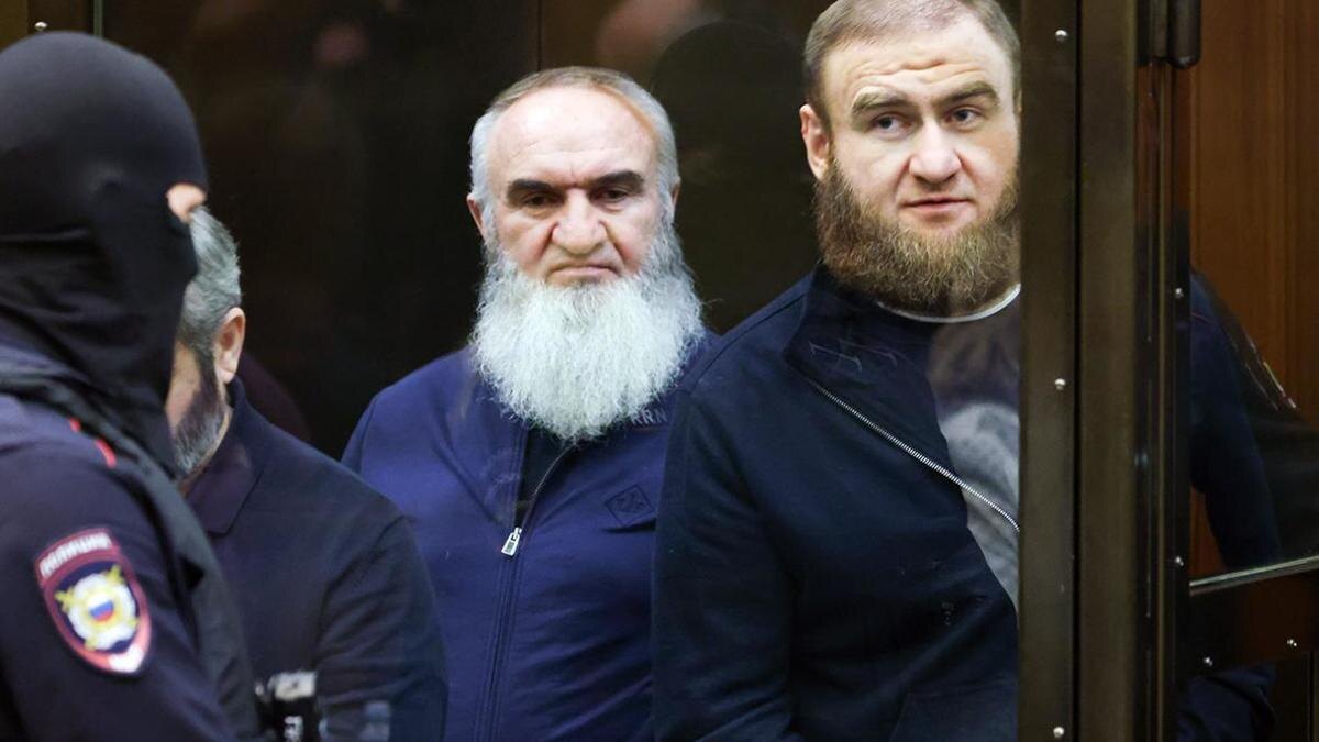 Отец и сын Арашуковы во время вынесения приговора.