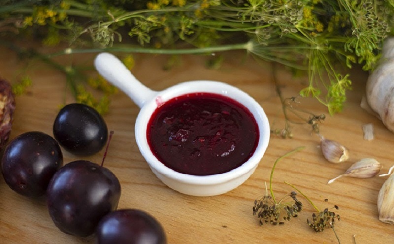 Готовим особенный соус Ткемали с секретным ингредиентом