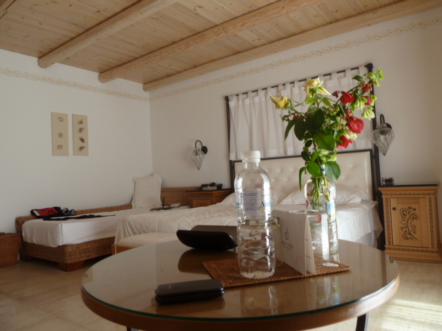 Нашла старую-старую фотографию хорошего большого трехместного номера.