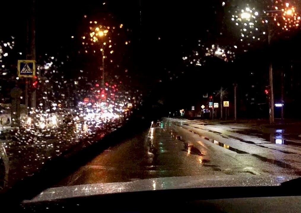 Тут хотя бы фонари горят и дождь уже кончился