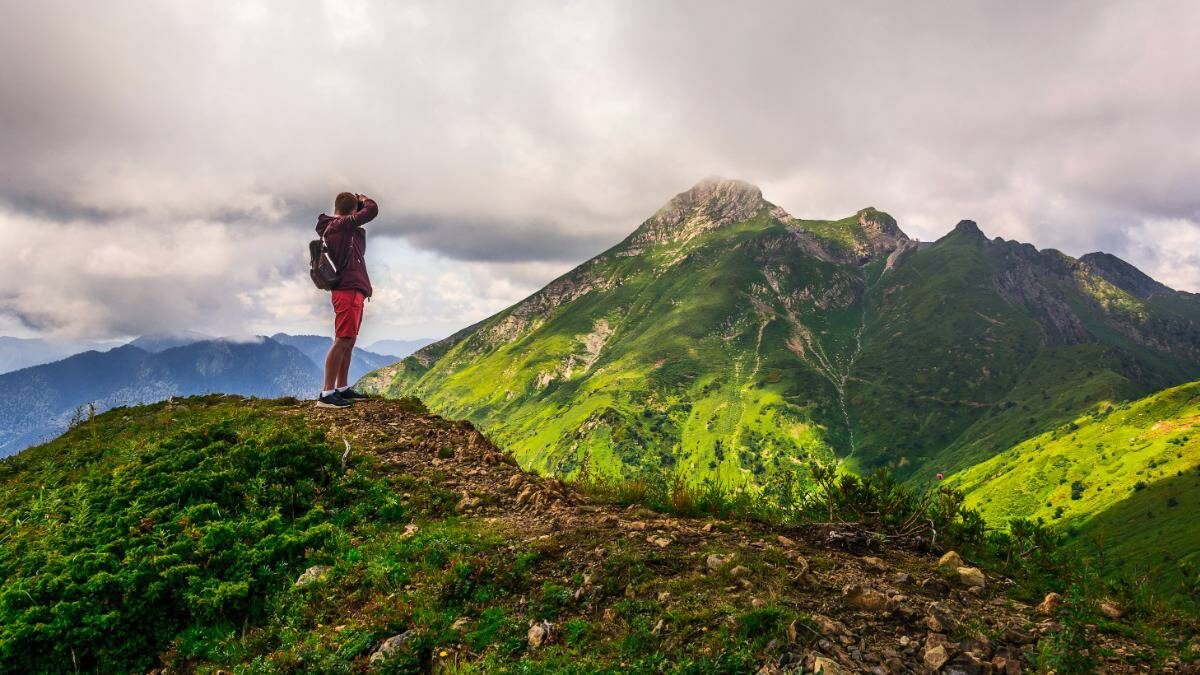    Горы хребта Аибга недалеко от курорта «Роза Хутор» привлекают туристов / Фото: Shutterstock