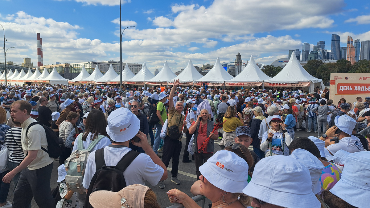 Это толпа людей, желающая получить экипировку.