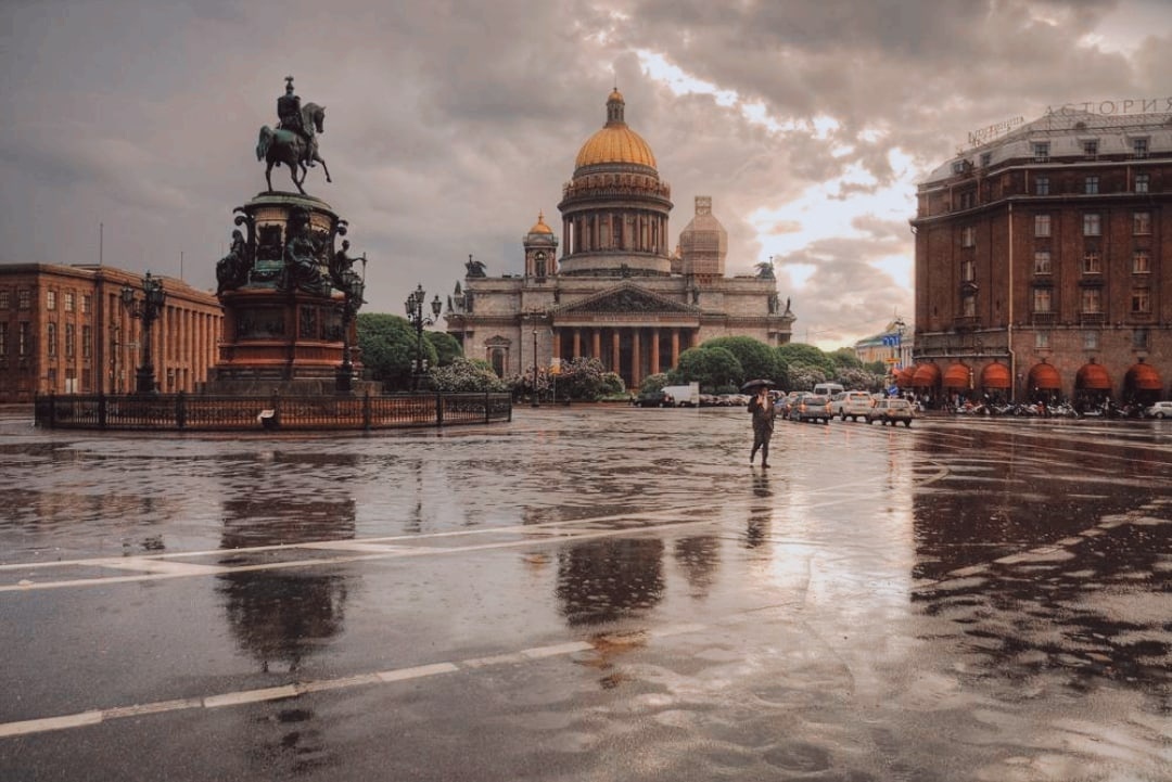 Санкт-Петербург, Исаакиевская площадь, тучи над городом.
