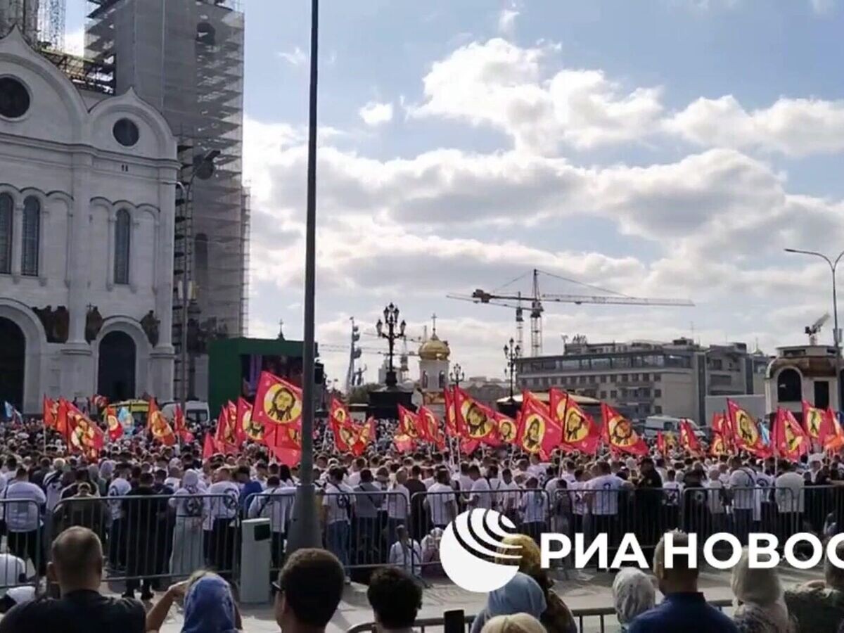    Верующие у храма Христа Спасителя в ожидании общемосковского крестного хода© РИА Новости