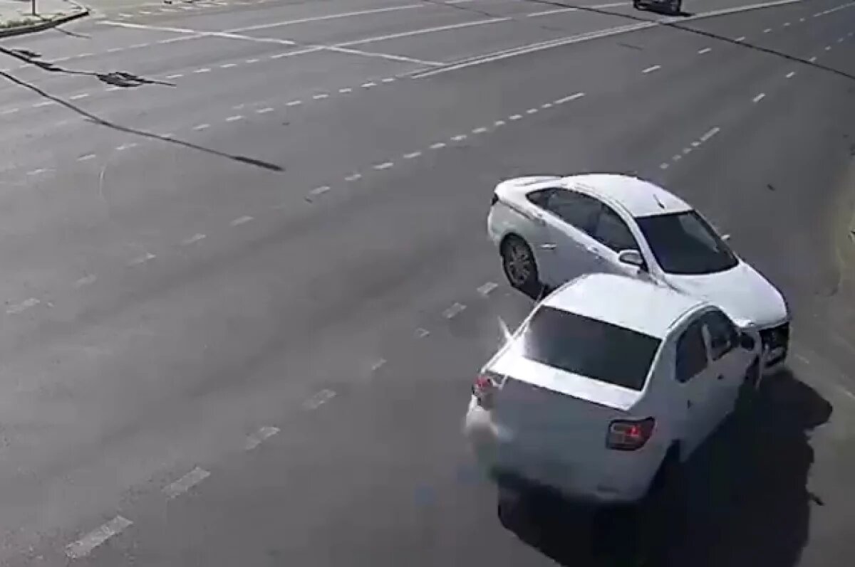    Момент столкновения «Лады» с иномаркой попал на видео в Волгограде