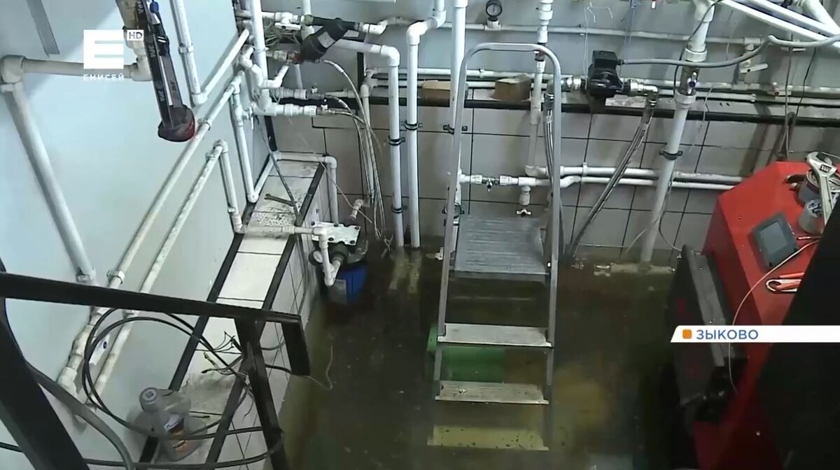     Потоп в подпольях и септиках: несколько участков в селе Зыково уходят воду