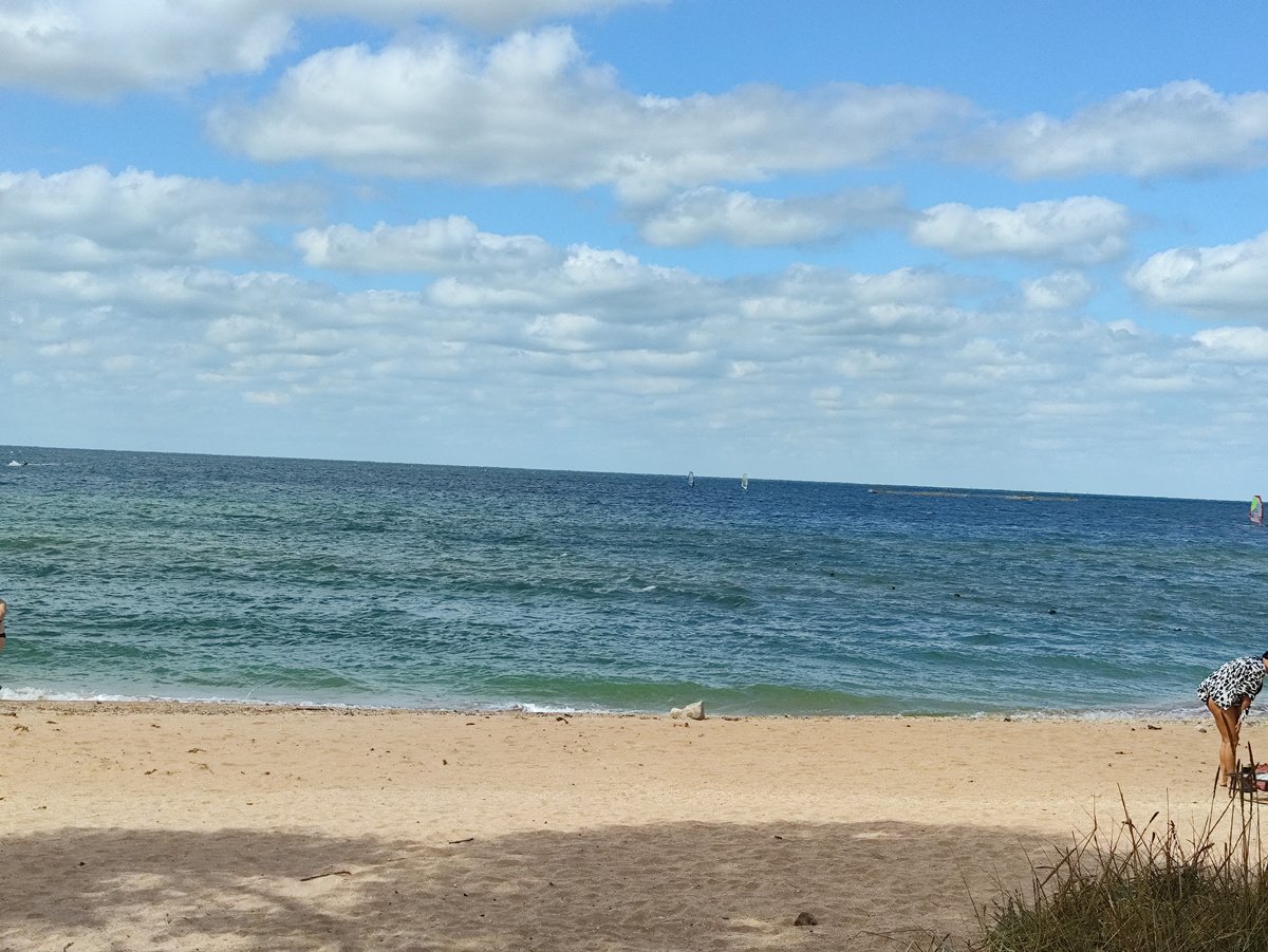 И паруса тоже имеются. А еще цвет у воды шикарный, почти как в Черном море...