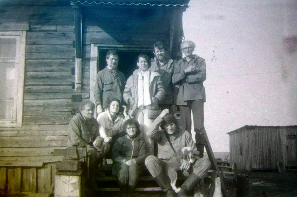 На фотографии: Партия № 19, ВНИГРИ, пос. Тобседа, НАО, 1987 г. Сверху-вниз и слева направо: Сергей Павлович Стреляев; Елена Павловна Каюкова; Андрей Васильевич Гончаров; Валентин Павлович Астафьев; Анатолий Николаевич Коротков; Наталья Викторовна Пальчевская; Горячева; автор и ездовая собака Джульбарс. Фотография Нины Ефимовны Астафьевой.