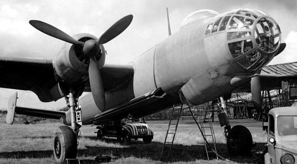 Fw 191 должен был стать высотным бомбардировщиком, способным наносить удары в пикировании. 18 марта 1941 года первый прототип Fw 191 V1 совершил свой первый полет. Снимок airpages.ru