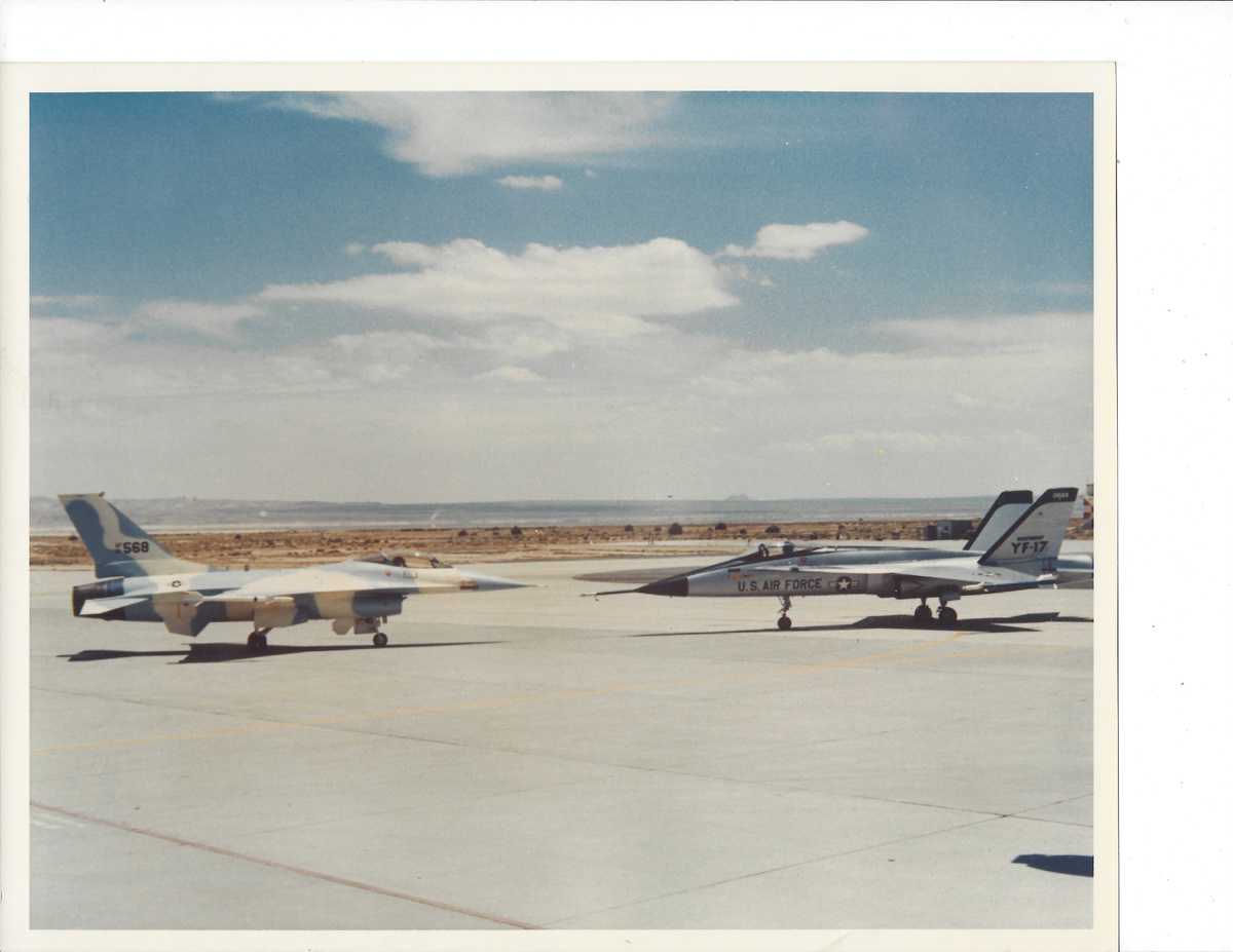 Прототипы истребителей YF-16 и YF-17, участвовавшие в программе LWF (Lightweight Fighter - Лёгкий Истребитель). Для испытаний в рамках конкурса были построены два YF-16 и два YF-17.