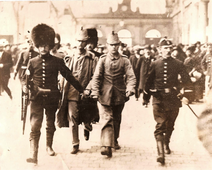 Август 1914 г. Бельгийские жандармы в совершенно архаично выглядящей форме ведут немецких военнопленных, правда, не улан, а егерей.