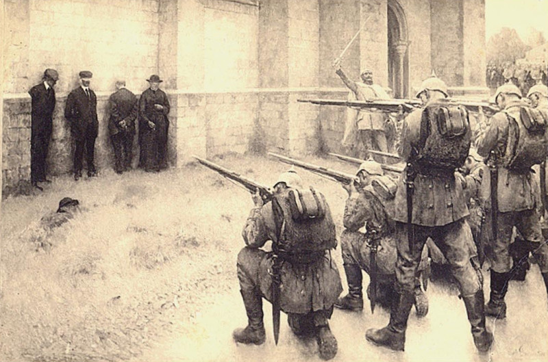 Расстрел "бошами" гражданских бельгийцев, среди них - священника, 1914 г. Иллюстрация тех лет.