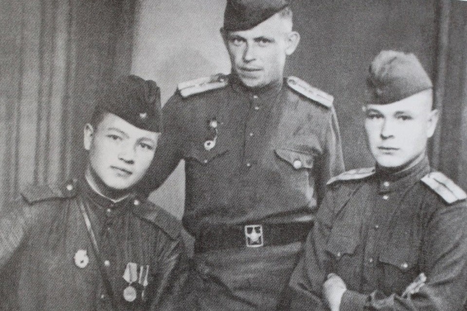 Алексей Ванин (слева) с боевыми товарищами