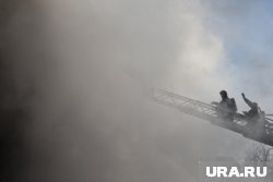 Огонь охватил верхние этажи здания (архивное фото)
Фото: Дмитрий Ткачук © URA.RU
