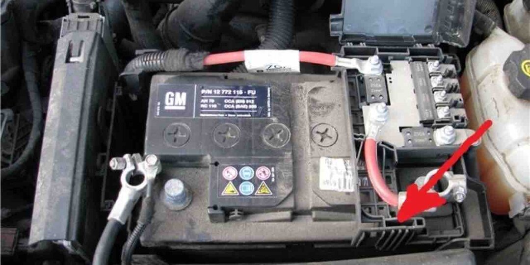 Можно ли отключать АКБ автомобиля при работающем двигателе: ответ диагноста