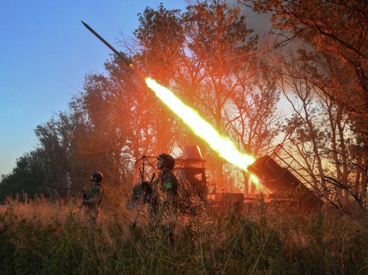    Боевая работа расчета РСЗО 9К55 "Град-1" группировки войск "Центр" на Красноармейском направлении СВО в ДНР© РИА Новости / Евгений Биятов