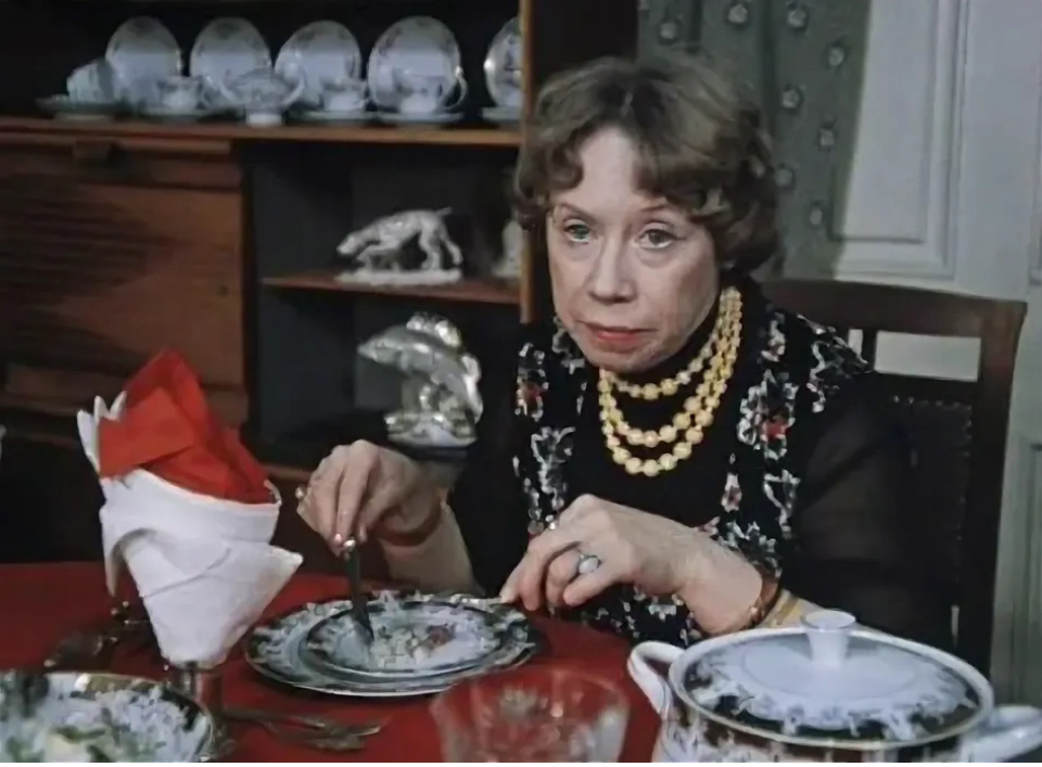 «И потом для рыбы есть специальный нож. Остолоп. Всё утро тебя учила. Что подумает про тебя наша гостья?»