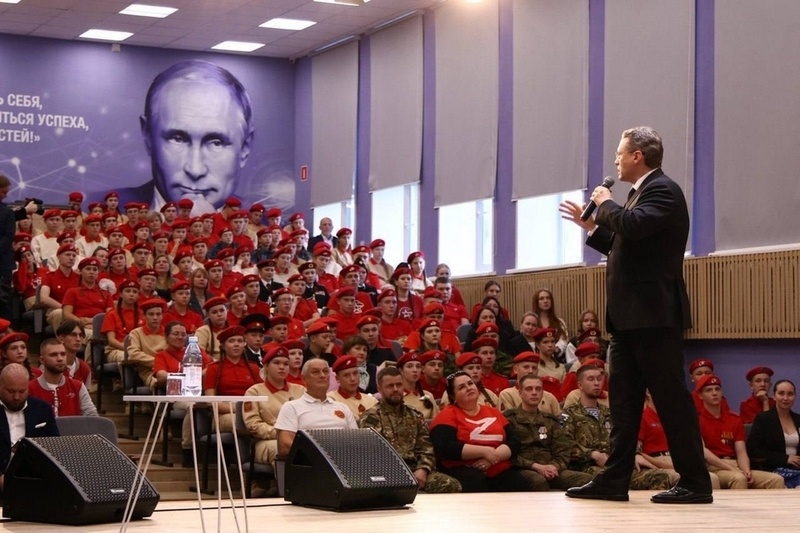    Глава региона встретился с активистами "Юнармии" на базе регионального центра патриотического воспитания в Вологде, где ответил на вопросы юнармейцев в формате прямого диалога.