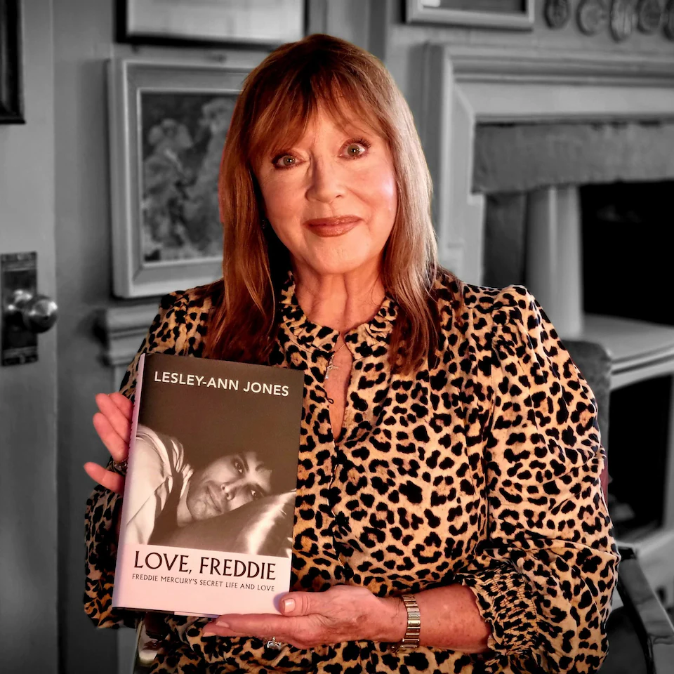 Лесли-Энн Джонс написала дюжину биографий музыкантов, включая Дэвида Боуи, Кристин Макви и Меркьюри.